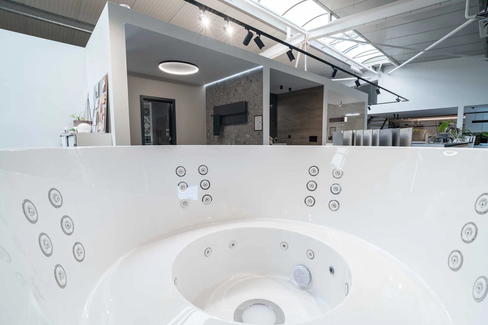 Whirlpool-Badewanne und Wellnessbereich im Ausstellungsraum von JP Home Concept