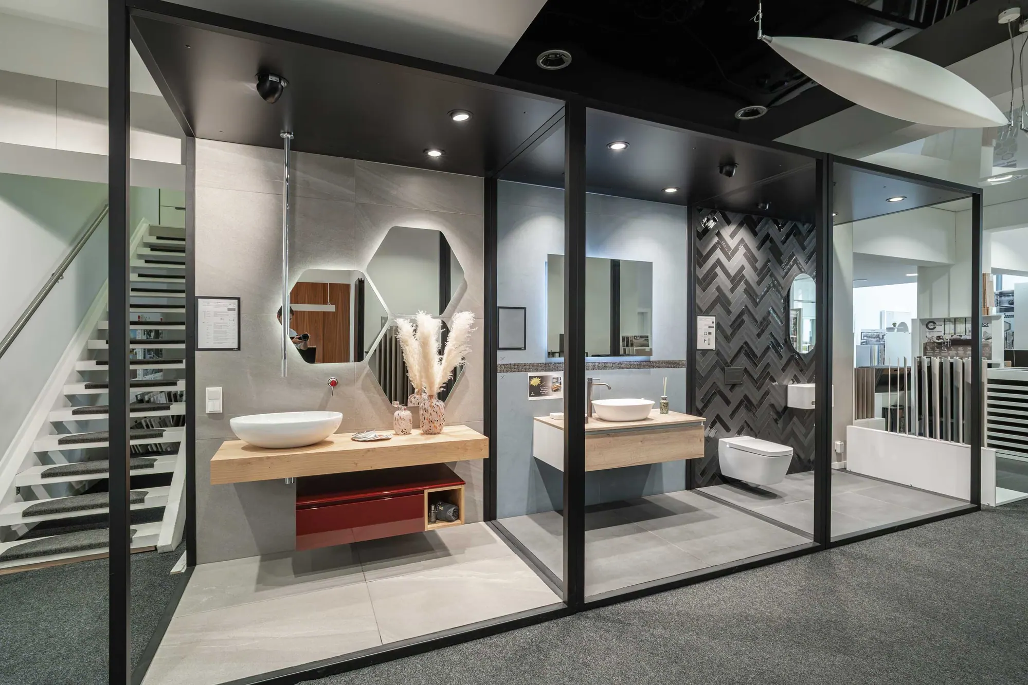 Box salle de bain d'exposition avec vasque et miroir hexagonal, showroom JP Home Concept