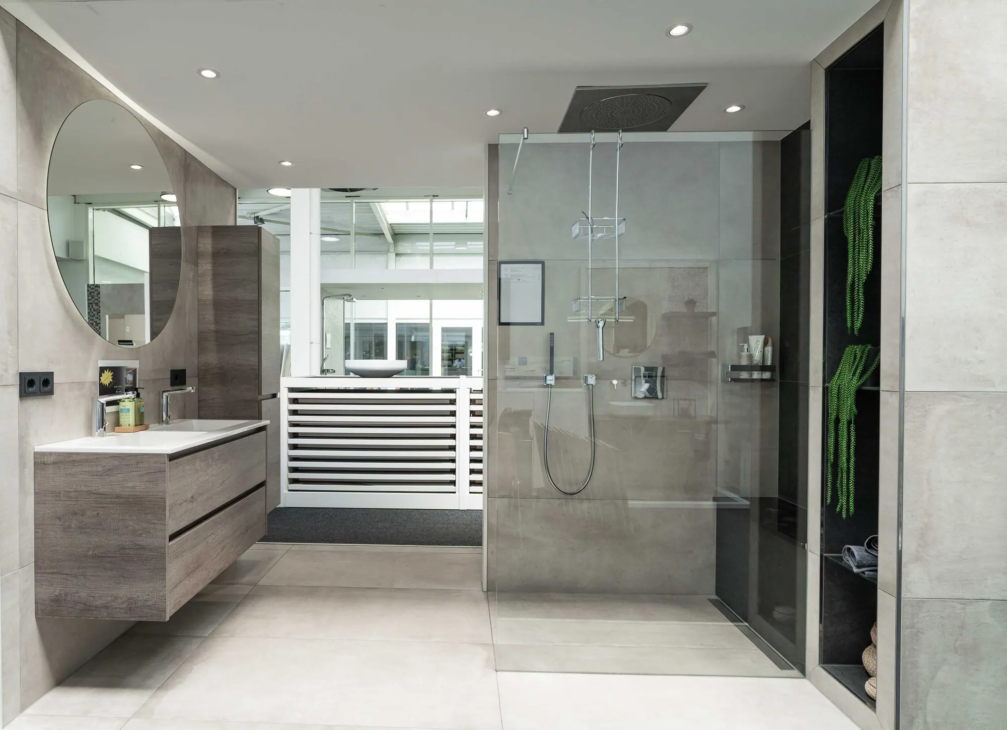 Salle de bain d'exposition avec meuble vasque en bois et douche vitrée, JP Home Concept