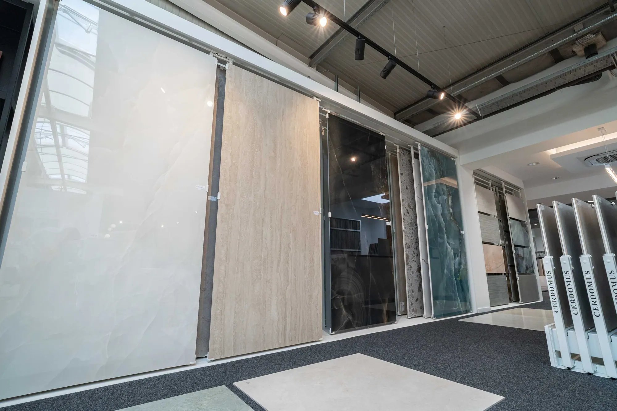Großformatige Fliesentafeln im Ausstellungsraum von JP Home Concept in Ingeldorf