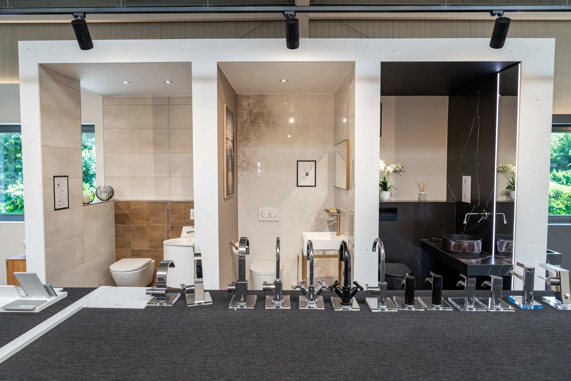 Salles de bain d'exposition montées en taille réelle au showroom JP Home Concept